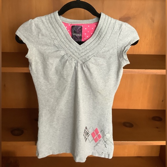 Oxygen Tops - Oxygen Y2K Baby Tee Grey Fitted V-Neck Cap Sleeve Graphic Top Size M
